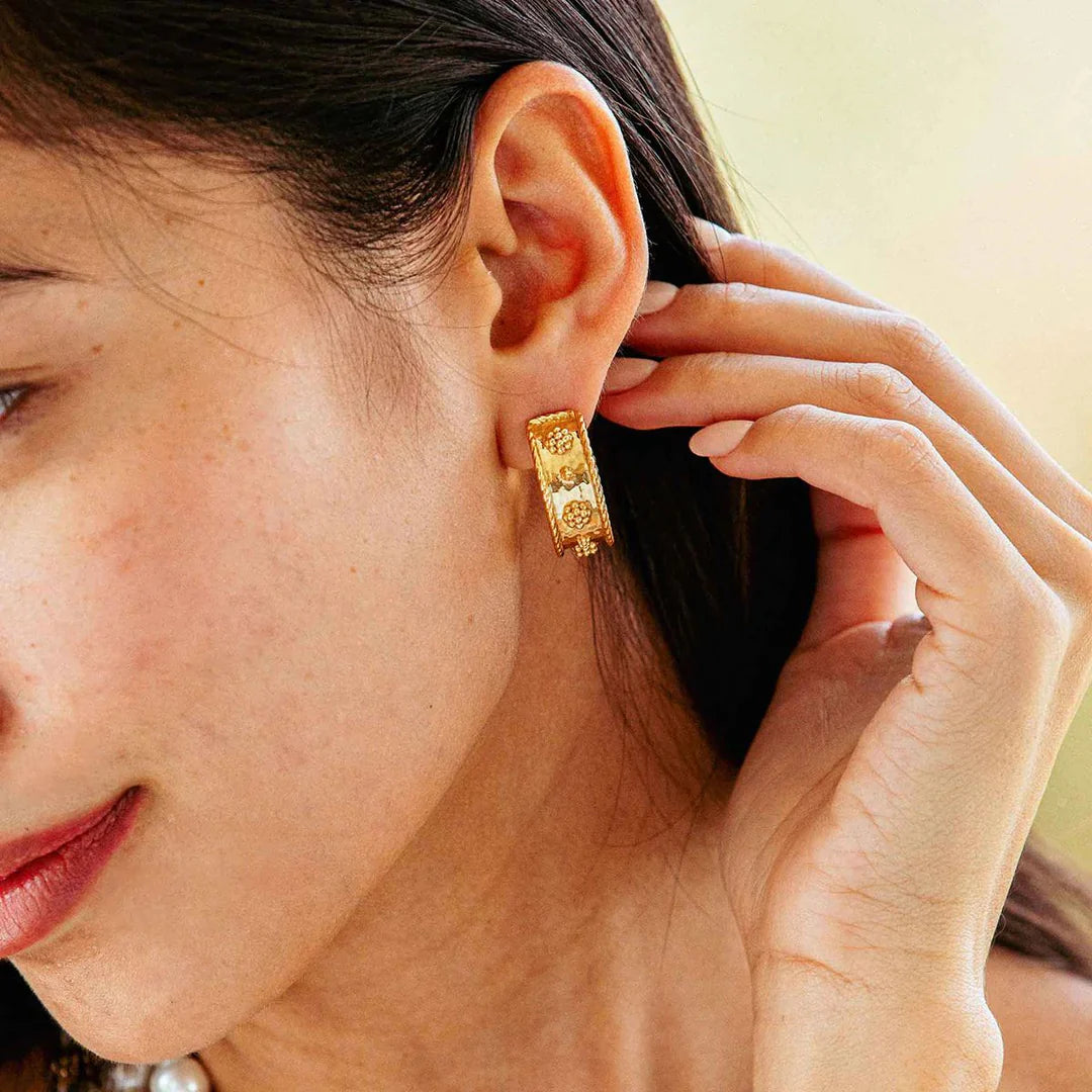 Capucine De Wulf  Berry Classic Small Gold Hoop Earring